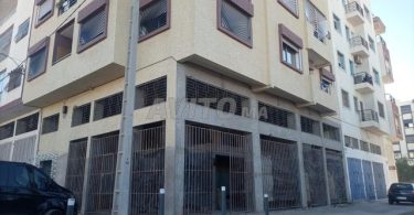 Local commercial à vendre à Agadir, Al Wifaq - Magasin avec double façade, sous-sol et mezzanine pour 19 000 DH.