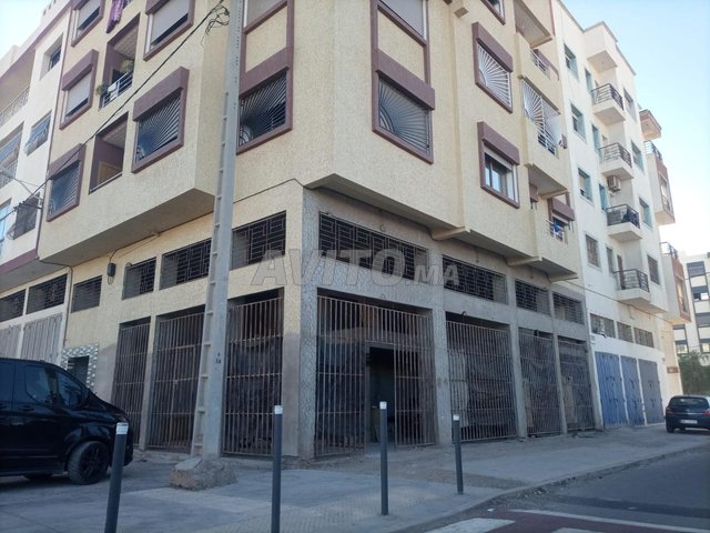 Local commercial à vendre à Agadir, Al Wifaq - Magasin avec double façade, sous-sol et mezzanine pour 19 000 DH.