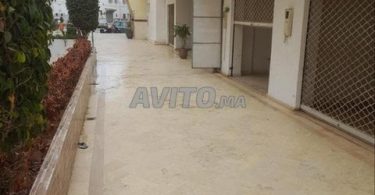 Local commercial de 27m² à Agadir, Hay Hassani, à proximité du souk El Had - 590 000 DH.