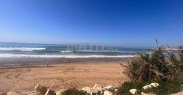AGENCE IMMOBILIÈRE DARNA O DARCOM : Terrains et Fermes à Agadir, Tamraght – Terrain de 4650 m² R+3 avec Vue Mer. Prix sur demande.