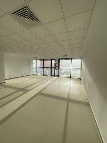 Bureaux à louer à Agadir, Haut Founty – Plateau avec terrasse, parking et box, 82 m². Demandez le prix à Agadir.