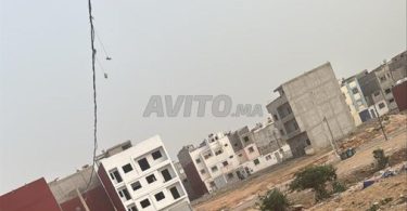 Terrains et fermes à Agadir, Haut Anza : Terrain commercial de 111 m² avec 2 façades et 3 niveaux - 1 100 000 DH